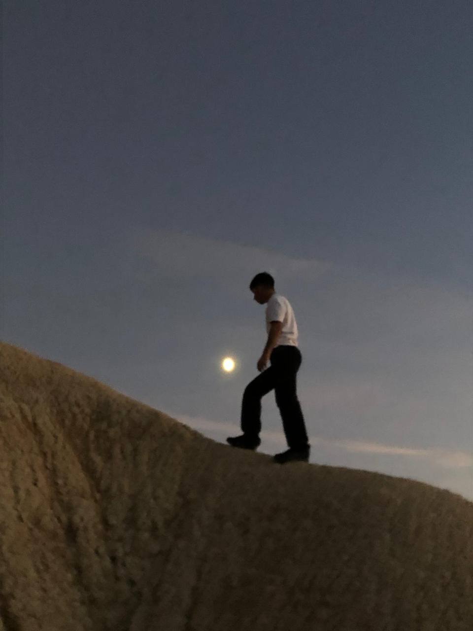 Atardecer con luna en las Bardenas
